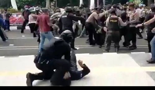 Polsi banting mahasiswa pengunjuk rasa di Tangerang, Banten.