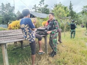 Satgas Yonif 126/KC Berikan Pelayanan Kesehatan Secara Door to Door