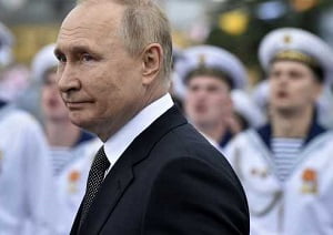 Russia's President Vladimir Putin (C) reviews naval troops as he attends the main naval parade marking the Russian Navy Day, in St. Petersburg on July 31, 2022. (Photo by Olga MALTSEVA / AFP)