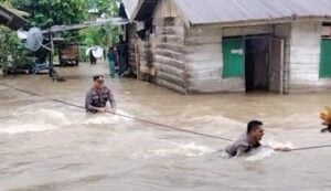 Sungai Eti Meluap Rendam Permukiman Warga di Desa Eti
