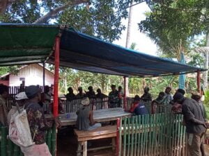 Kolaborasi Satgas Yonif 123/Rajawali dengan masyarakat jelang HUT Kemerdekaan Republik Indonesia