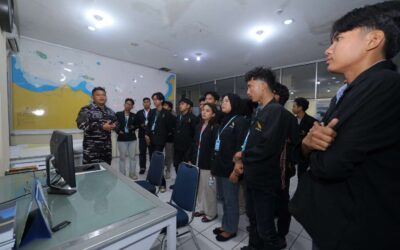 Di akhir kunjungan, mahasiswa meninjau produk Pushidrosal seperti Peta Laut Indonesia dan buku kenautikaan.(Ist)