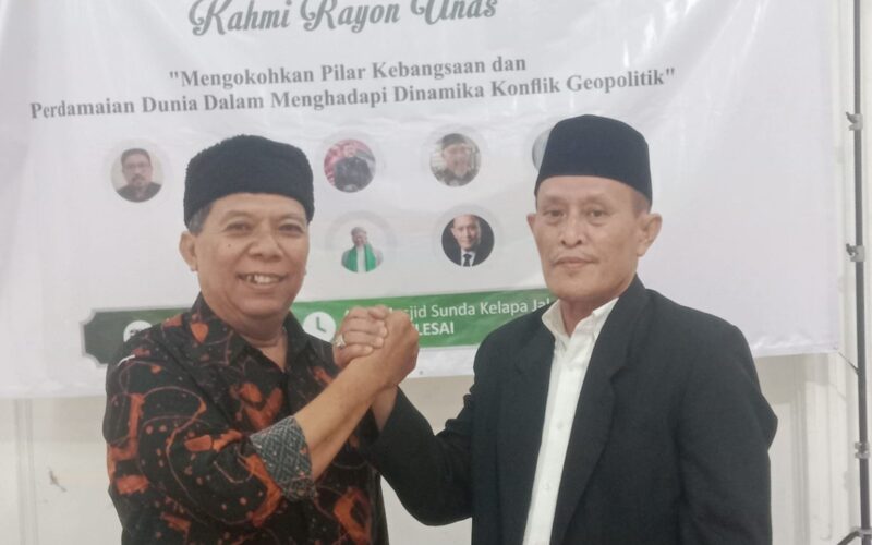 Rochendy (kiri) bersama Hamka (kanan mengenakan peci hitam) bersalaman usai Musyawarah KAHMI Rayon Unas di Masjid Sunda Kelapa, Jakarta Pusat pada Minggu (31/5/2026)